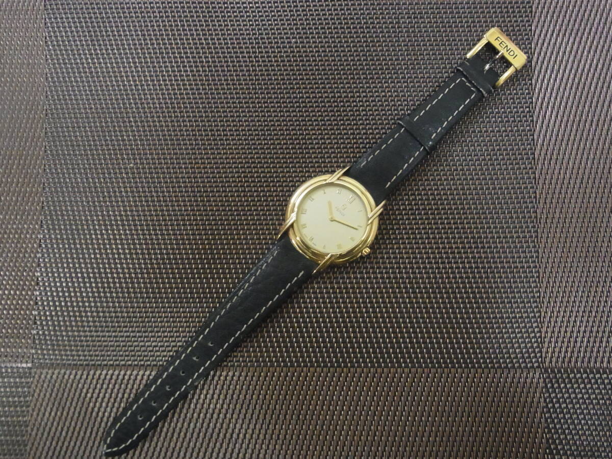 1円～ FENDI/フェンディ 300G メンズウォッチ 腕時計 クォーツ ローマン 2針 ゴールド系の画像2