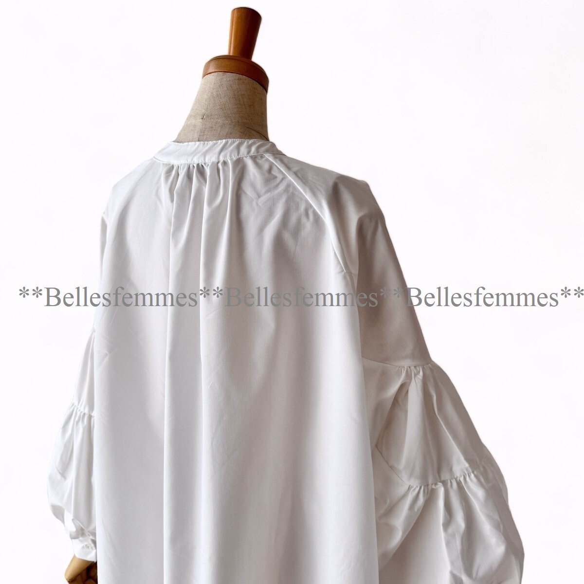 ★新品★*送料185円★*トレンド感のボリューム袖*バンドカラー*ポワン袖チュニックブラウス*★Belles*611オフホワイト*M～L*ジレのインナー_画像7