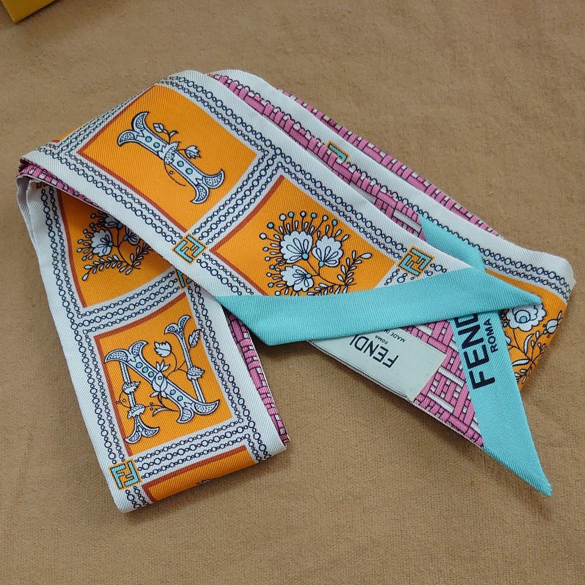 希少】FENDI Wrappy フェンディ ラッピー 花柄 リボンスカーフ 希少】FENDI Wrappy フェンディ ラッピー 花柄 リボンスカーフ