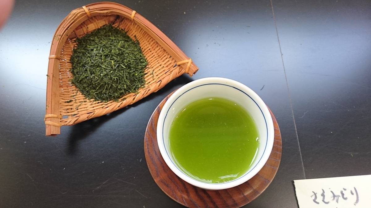 【卸超特価1ｋｇ×2袋入】知覧産　さえみどり特上煎茶　2ｋｇ★新鮮な風味とまろやかな味わい☆_鮮やかな緑の水色をしています。