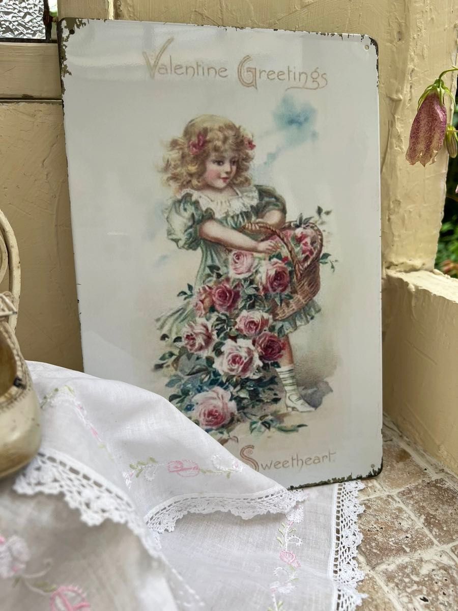 ブリキ看板ピンクフレンチカントリーガーデニングバラを抱えた女の子キッチン装飾 ヴィンテージ エンボス ポストカード お花