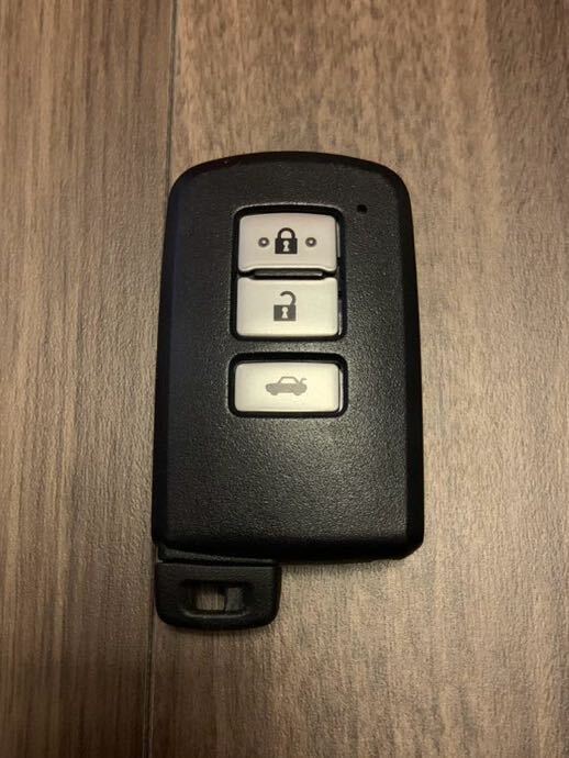 美品 動作確認OK トヨタ 210系 クラウン 純正 スマートキー 3ボタントランクボタンの画像1