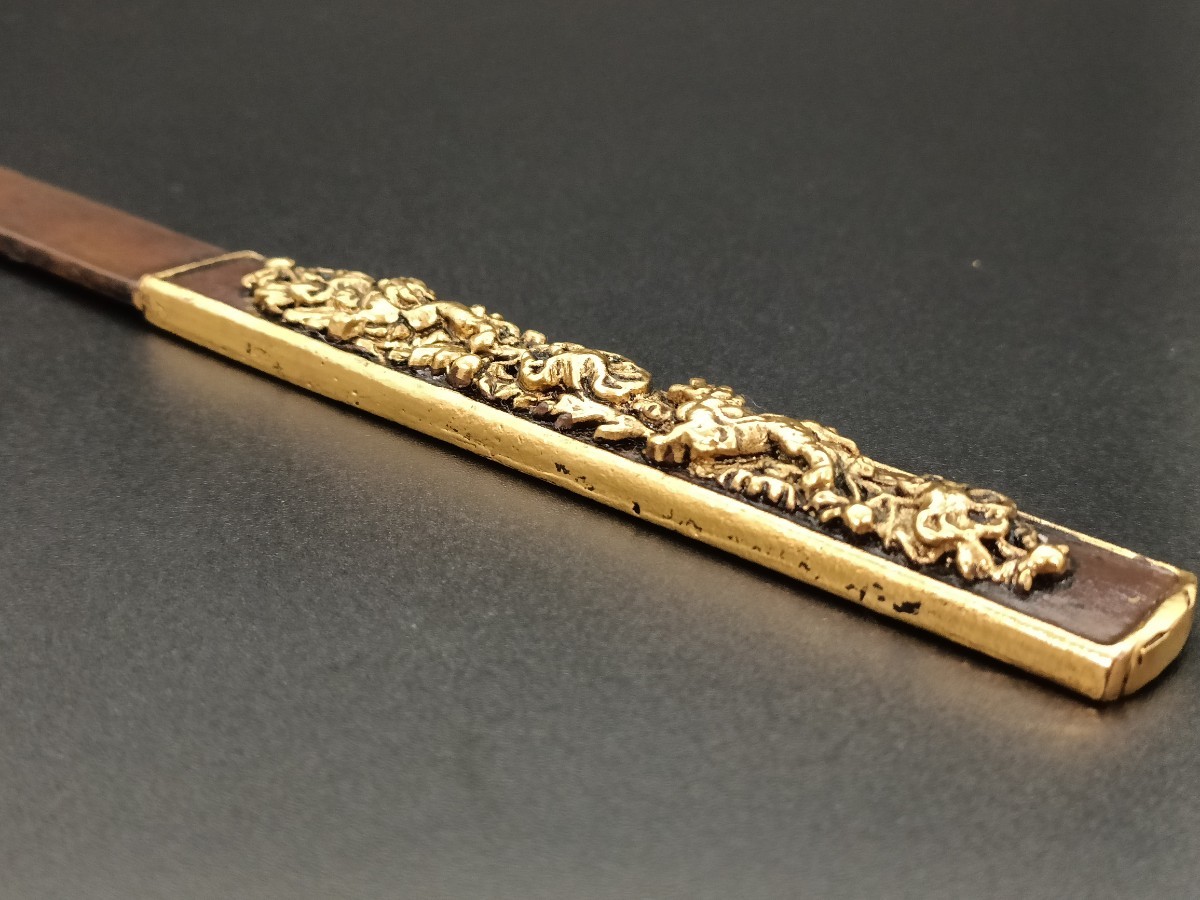 日本刀装具 小柄 牡丹獅子の図 銅地 絵金銀 刀剣美術 刀装具の画像2