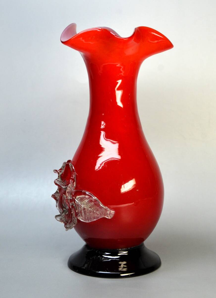 ガラス花瓶⑥ 真っ赤な花瓶 吹きガラス 大正ロマン 大正ガラス 紫陽花模様 被せガラス アンティーク 美品 双耳はなし      の画像3
