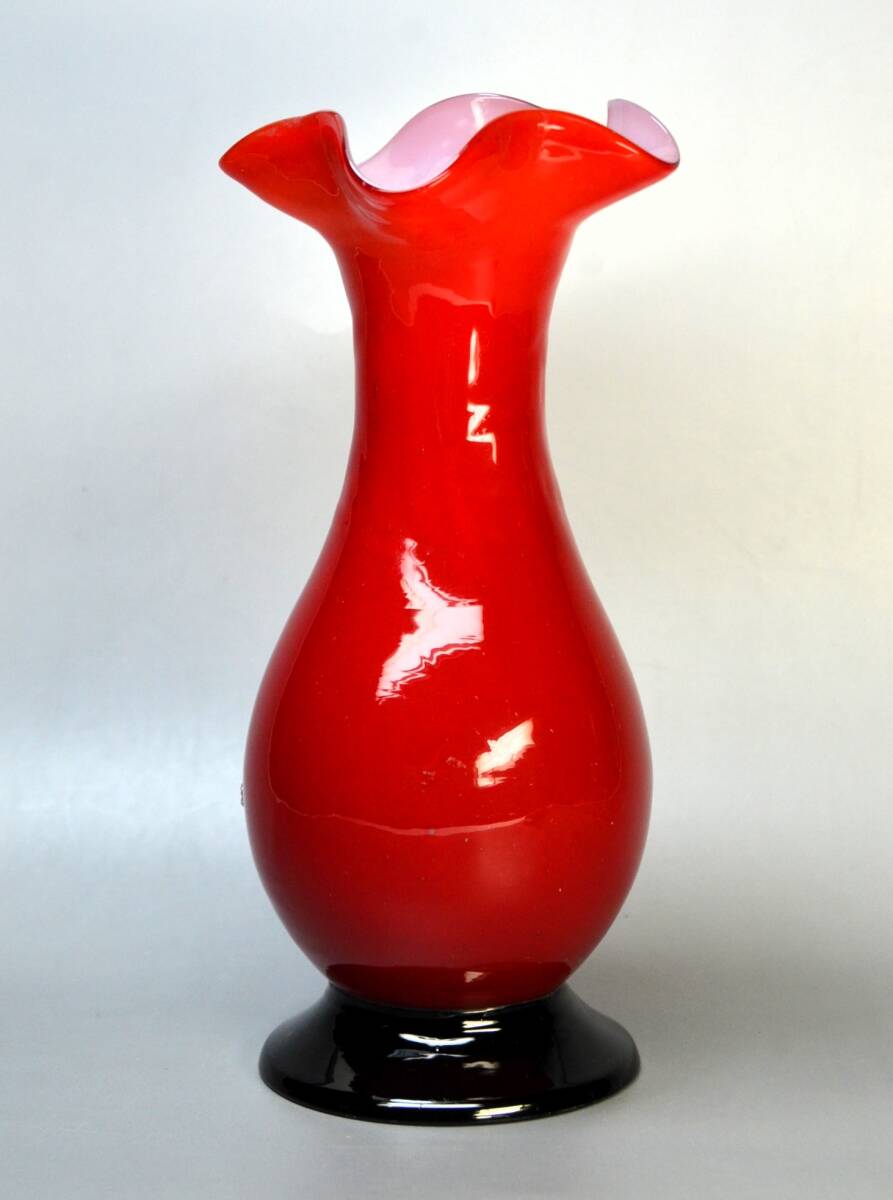 ガラス花瓶⑥ 真っ赤な花瓶 吹きガラス 大正ロマン 大正ガラス 紫陽花模様 被せガラス アンティーク 美品 双耳はなし      の画像6