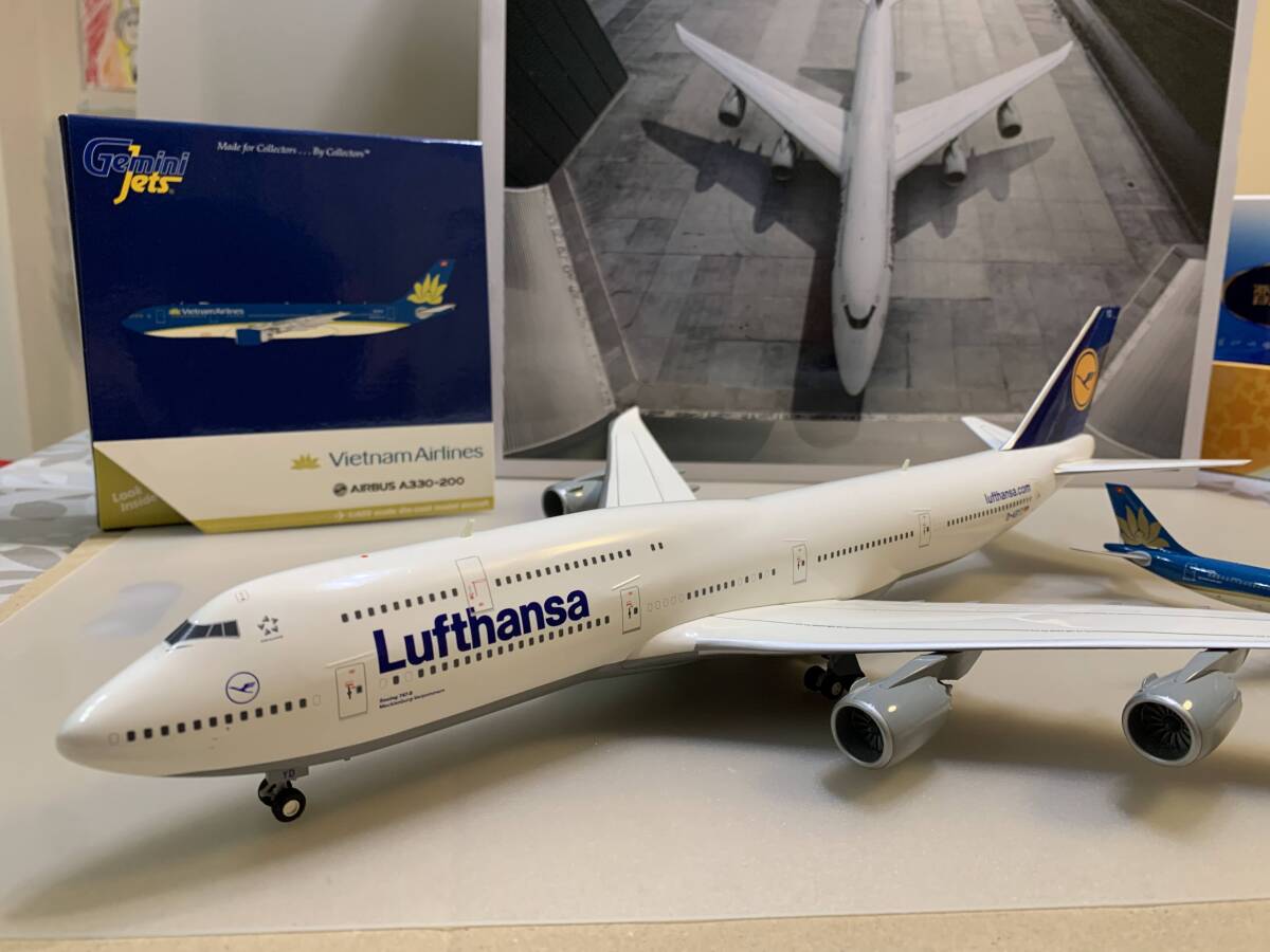 1円～ 2個セット 美品 1/200 ルフトハンザドイツ航空747-8 ヘルパ 製、1/400 ベトナム航空 A330-200 ジェミニジェッツ製の画像2