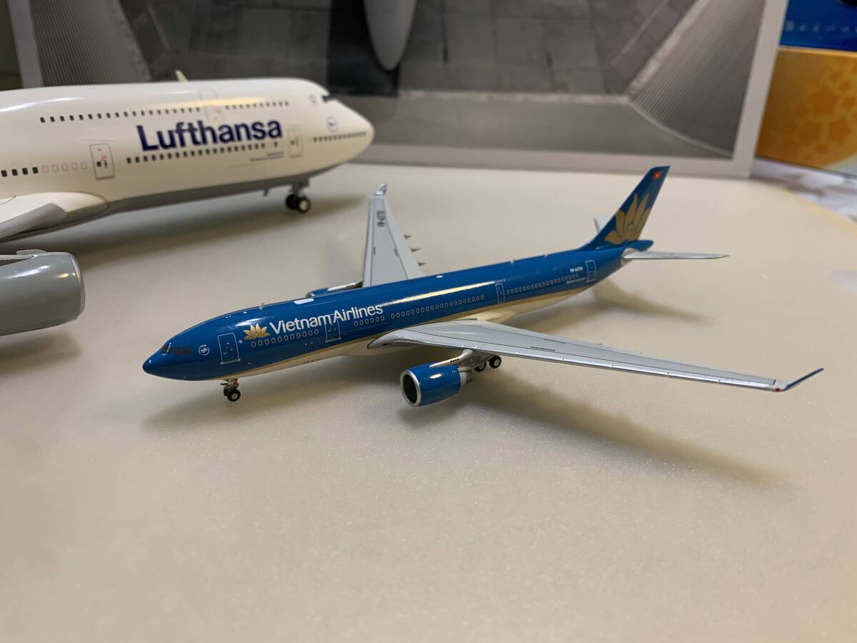 1円～ 2個セット 美品 1/200 ルフトハンザドイツ航空747-8 ヘルパ 製、1/400 ベトナム航空 A330-200 ジェミニジェッツ製の画像5