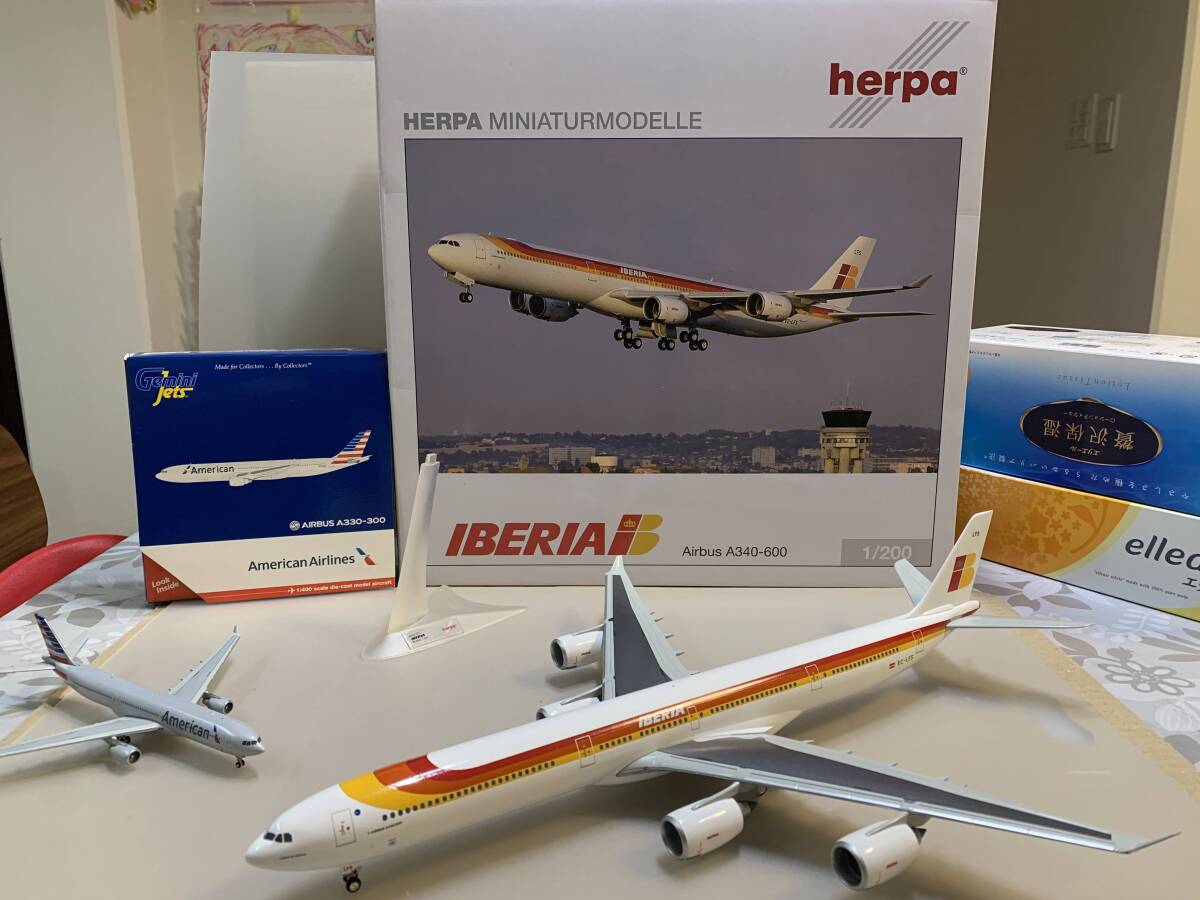1円～ 2個セット 美品 1/200 イベリア航空 A340-600 旧塗装 ヘルパ製、1/400 アメリカン航空 エアバスA330-300 ジェミニジェッツ製の画像1