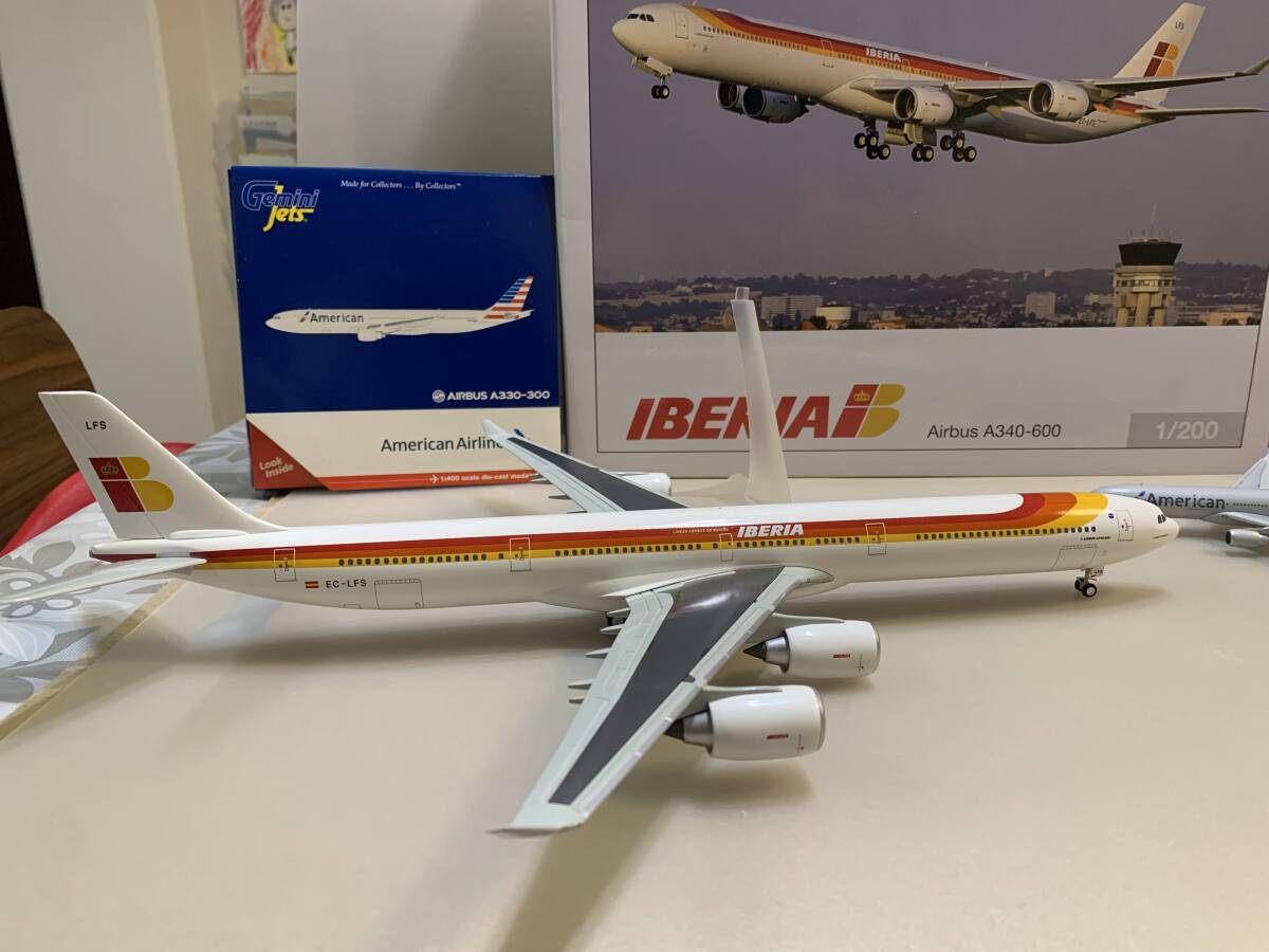 1円～ 2個セット 美品 1/200 イベリア航空 A340-600 旧塗装 ヘルパ製、1/400 アメリカン航空 エアバスA330-300 ジェミニジェッツ製の画像7