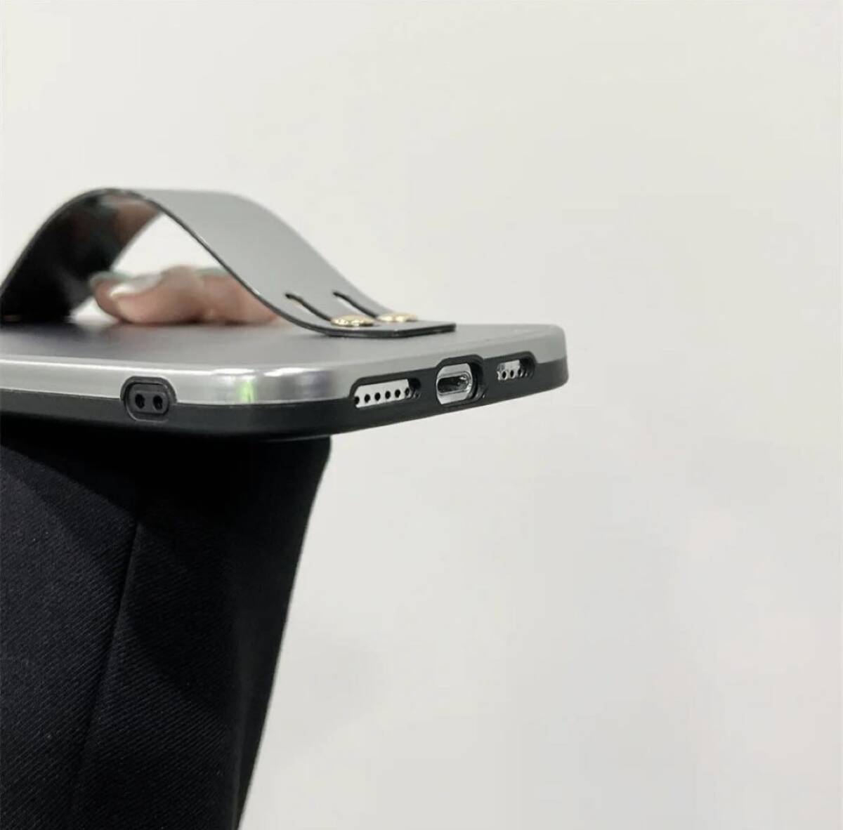 iPhone 13 Pro 用 ケース カバー シルバー ハンドストラップ 付 落下防止