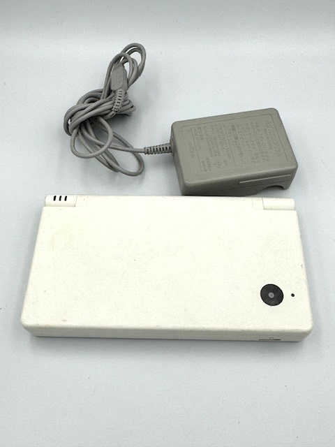 ●H79546:Nintendo　Nintendo DS i　ホワイト　TWL-001　充電器付き　ジャンク品_画像1