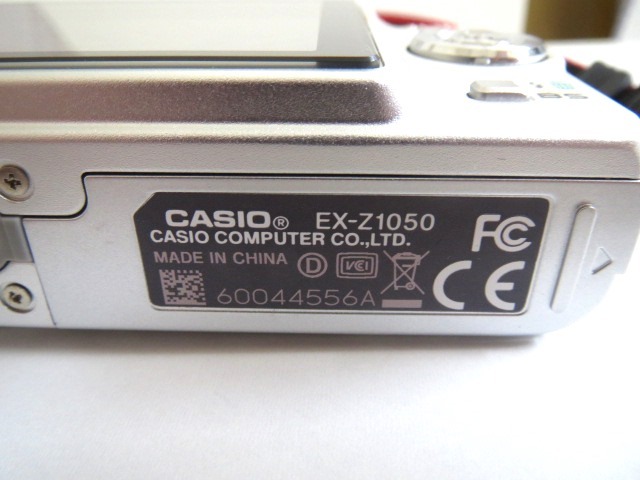 ■T78825:CASIO EXILIM EX-Z1050 カシオ デジカメ シルバー デジタルカメラ 動作未確認 ジャンクの画像4