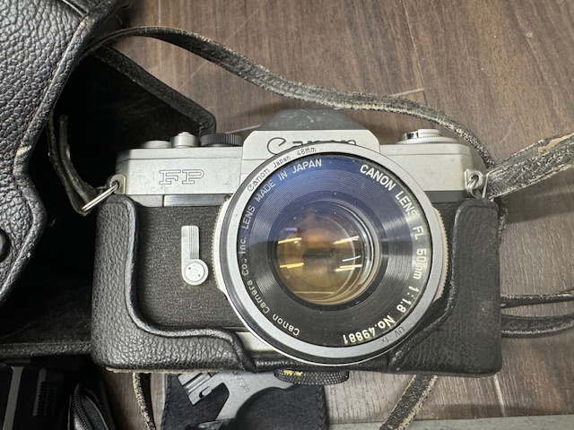 ●T76857:Canon キャノン FP カメラ ボディ FL 50mm 1:1.8 レンズ フィルムカメラ 一眼レフカメラ おまけ多数付 ジャンク品の画像2