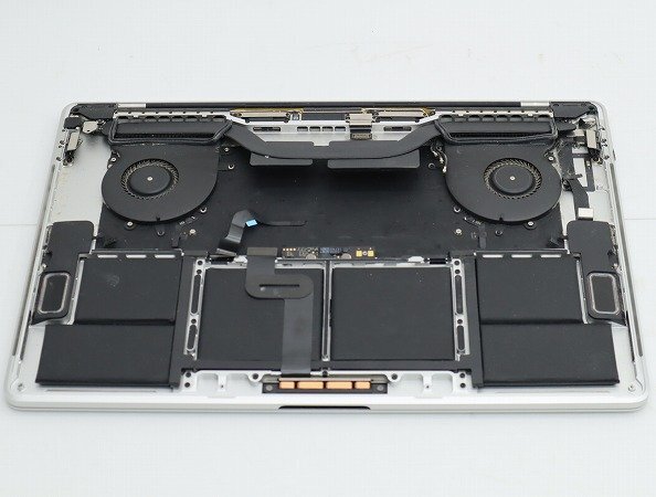 【1円スタート】Apple MacBook Pro 15インチ 2018 シルバー 2880x1800 A1990 EMC3215 ロジックボード欠品_画像7