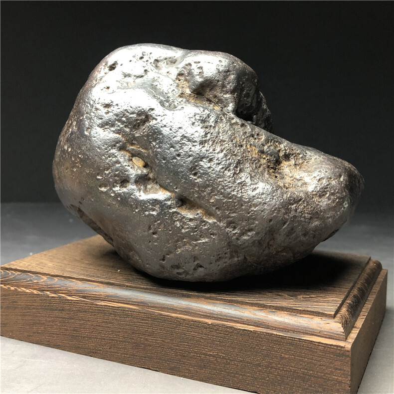 隕石・鉄隕石・磁石にくっつく・原石　マダガスカル　重さ約2109ｇ　木台付き_画像1