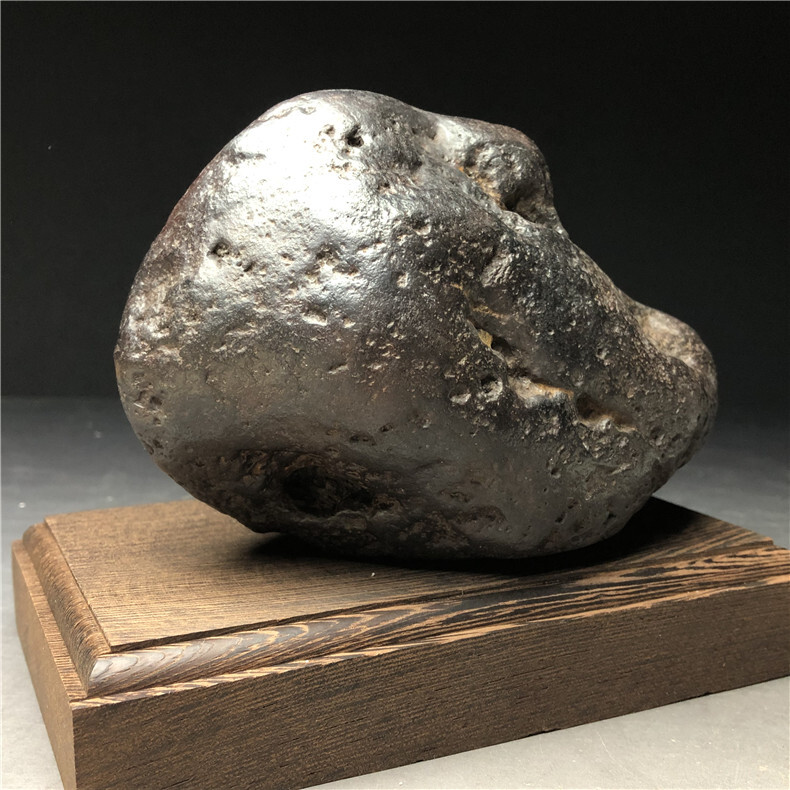隕石・鉄隕石・磁石にくっつく・原石 マダガスカル 重さ約2109ｇ 木台付きの画像4