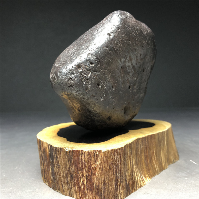 隕石・鉄隕石・磁石にくっつく・原石 マダガスカル 重さ約1239ｇ 黒檀木台付きの画像6