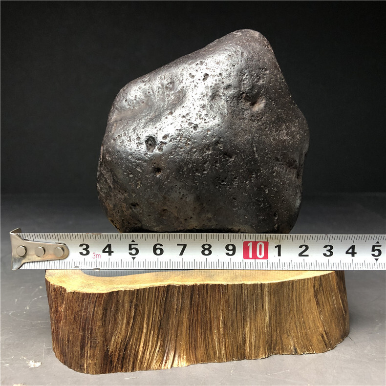 隕石・鉄隕石・磁石にくっつく・原石 マダガスカル 重さ約1239ｇ 黒檀木台付きの画像10