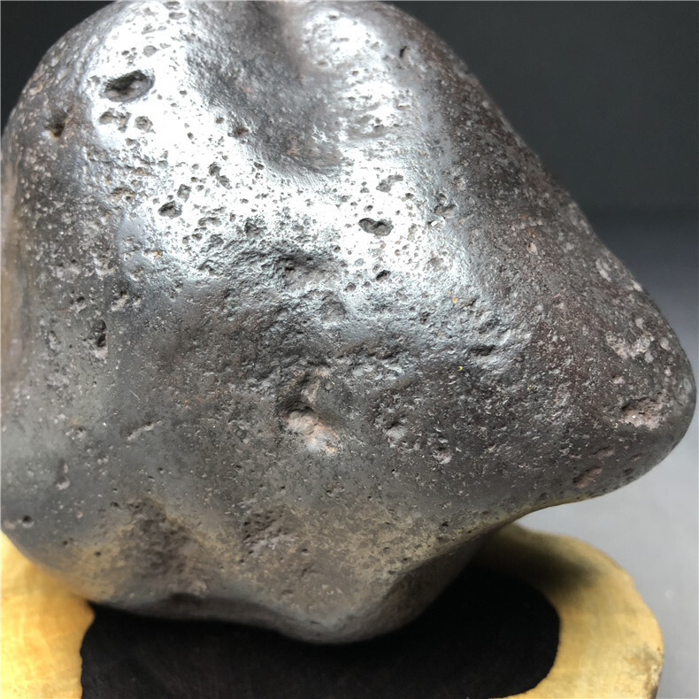 隕石・鉄隕石・磁石にくっつく・原石 マダガスカル 重さ約1239ｇ 黒檀木台付きの画像2