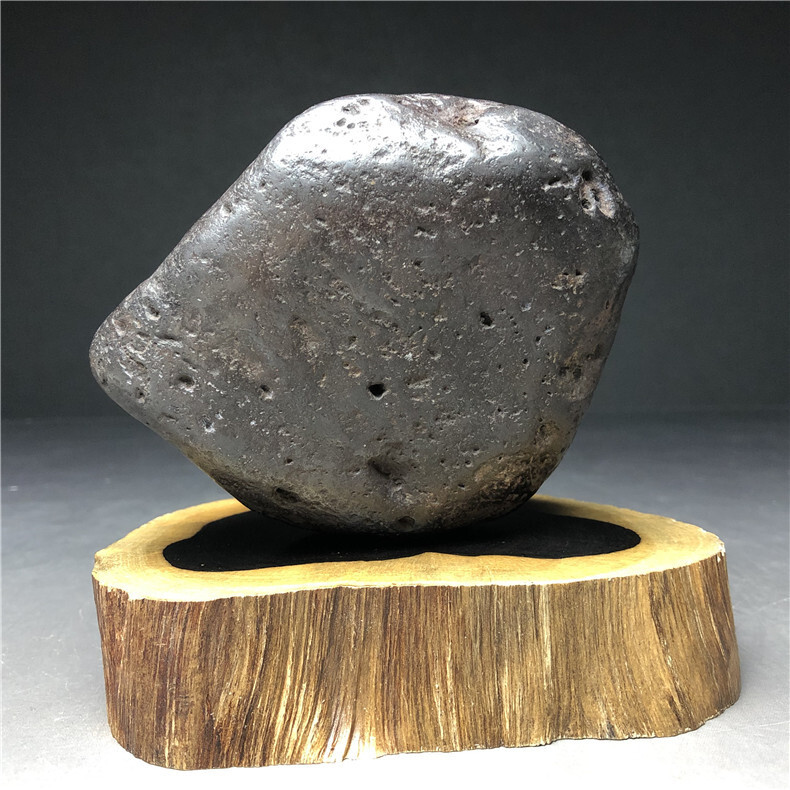 隕石・鉄隕石・磁石にくっつく・原石 マダガスカル 重さ約1239ｇ 黒檀木台付きの画像5