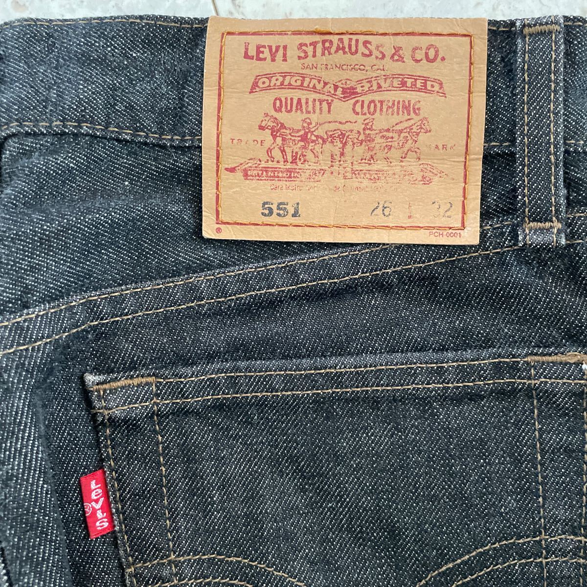 表記w26 良好 98年製造ビンテージ リーバイス Levi's 551 ストレートブラックデニムパンツ 日本製 90年代 w30ぐらい_画像3