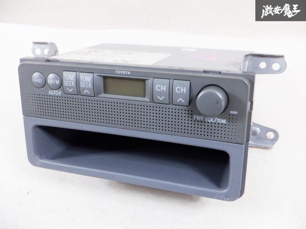 保証付 動作OK♪ TOYOTA トヨタ純正 200 ハイエース ラジオ AM FM チューナー スピーカー内臓 小物入れ付 86120-26050 CR-LT2400A 棚E6の画像3