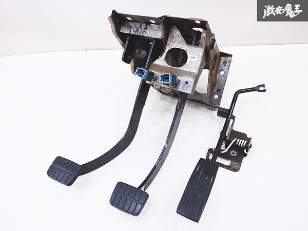  real movement remove!! original T-QGD21 QGD21 Datsun Truck GL NA20 5MT 1991 year accelerator pedal brake pedal clutch pedal pedal 3 point shelves 