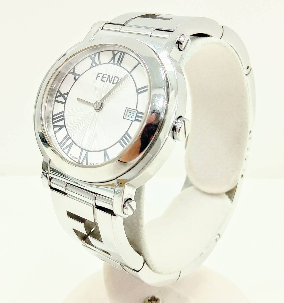 ジャンク 【稼働品】FENDI 003-6100G-211 腕時計 レディース シルバー 2針 デイト 白文字盤の画像2