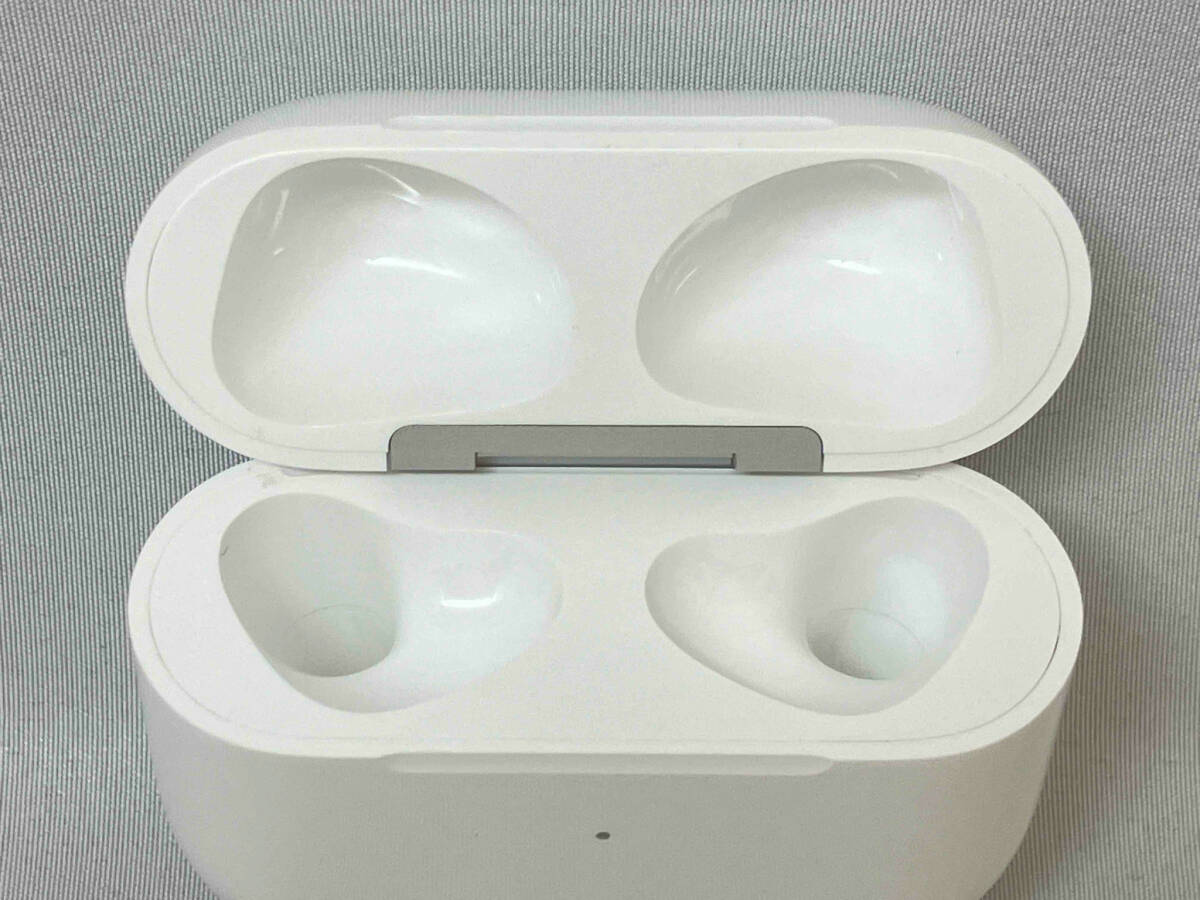 Apple AirPods MME73J/A (第3世代) MagSafe充電ケース イヤホン(18-01-07)の画像5