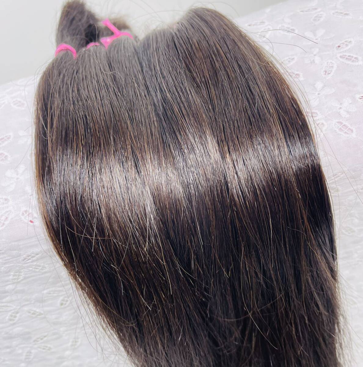 自然な黒髪の髪束① 日本人女性 ストレートヘア  の画像2