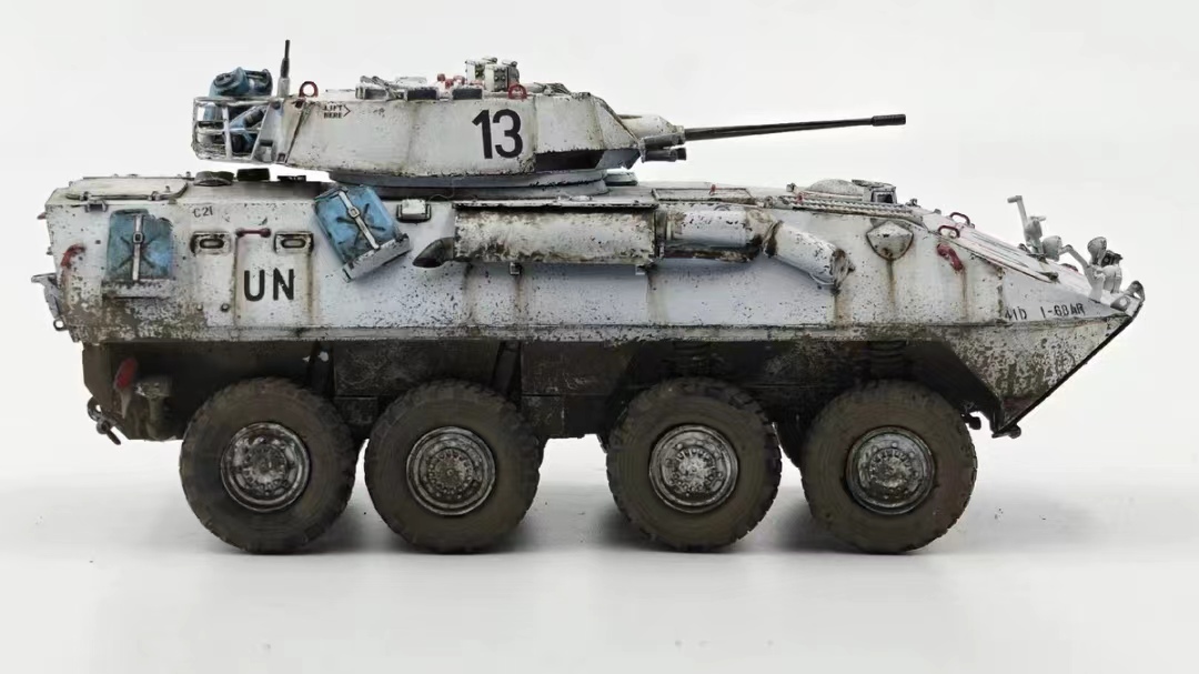 1/35 アメリカ LAV-25 8×８装輪装甲車 組立塗装済完成品_画像2