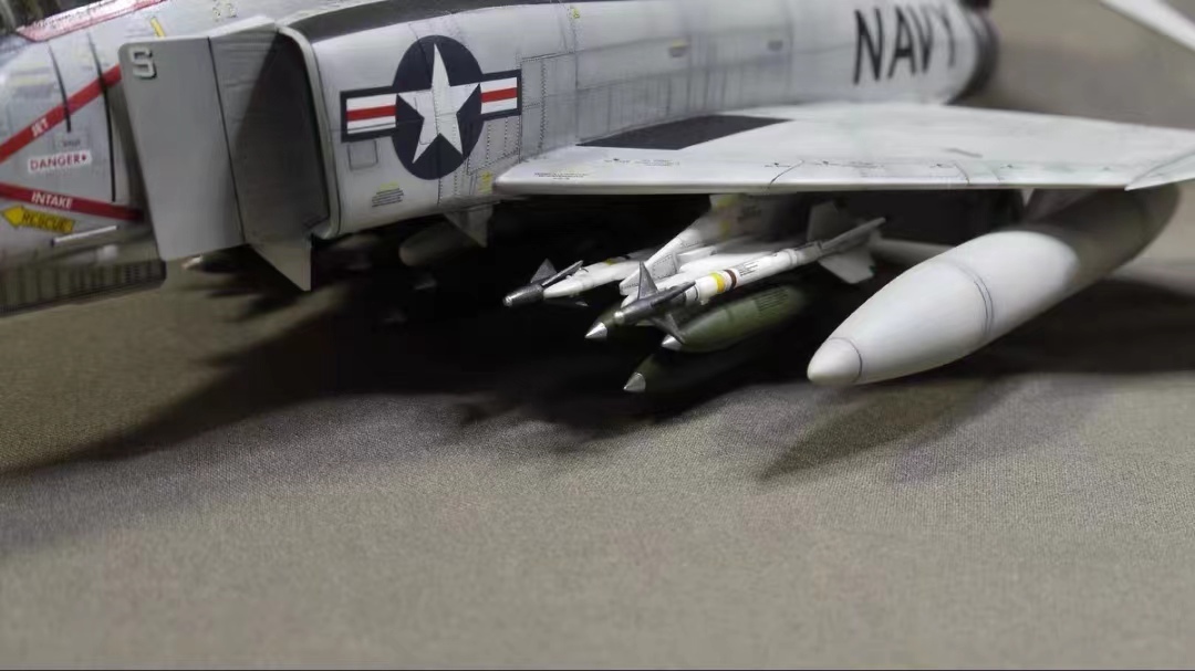 1/72 アメリカ海軍 F-4 ファントム 組立塗装済完成品_画像8