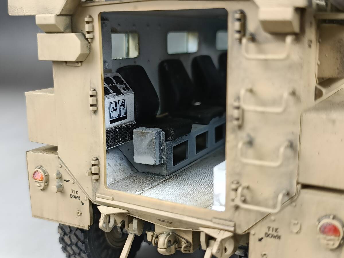 1/35 アメリカ軍 クーガー 6×6 MRAP 装甲車 組立塗装済完成品_画像3