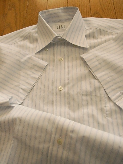 エルオム　かっこいい半袖ドレスシャツ　ワイシャツ　ホワイト系　ブルーストライプ　サイズ３８（M程度）