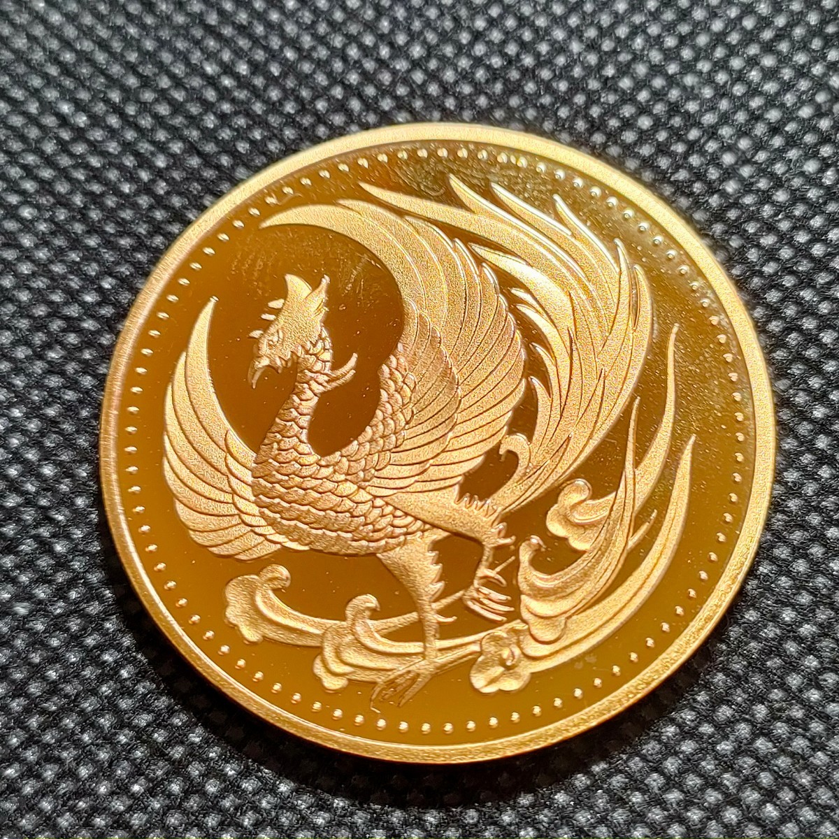 6000　日本古銭　鳳凰　約40mm　菊御紋記念　鍍金金貨　硬貨　レプリカ_画像1