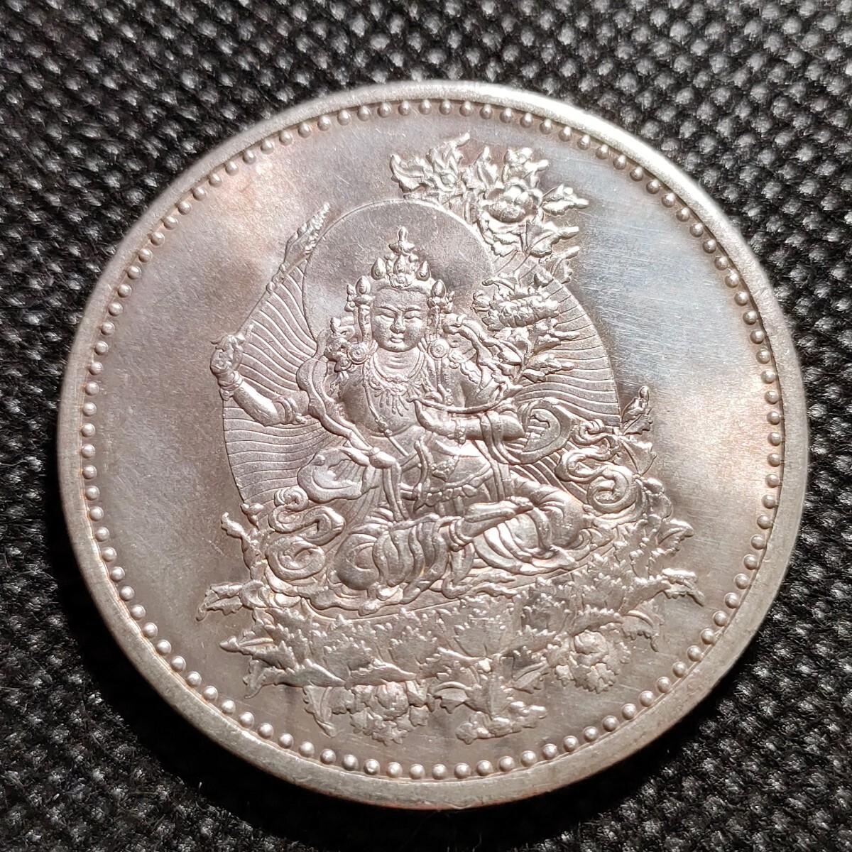 6709 中国 日本古銭 虚空蔵菩薩像 鍍金銀貨コイン 38mm 般若心経 仏銭 貨幣の画像1