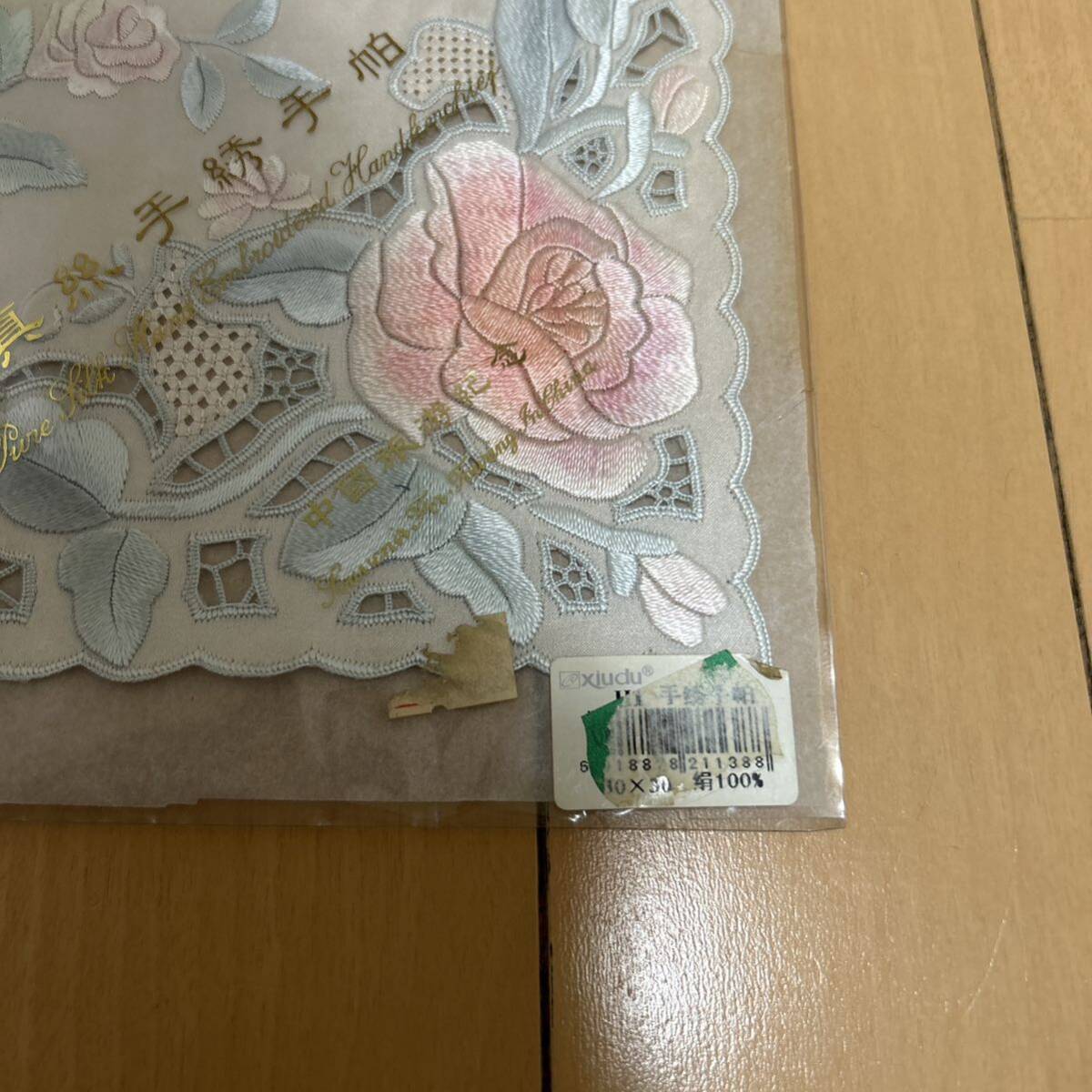 新品未使用　シルク刺繍ハンカチ_画像2