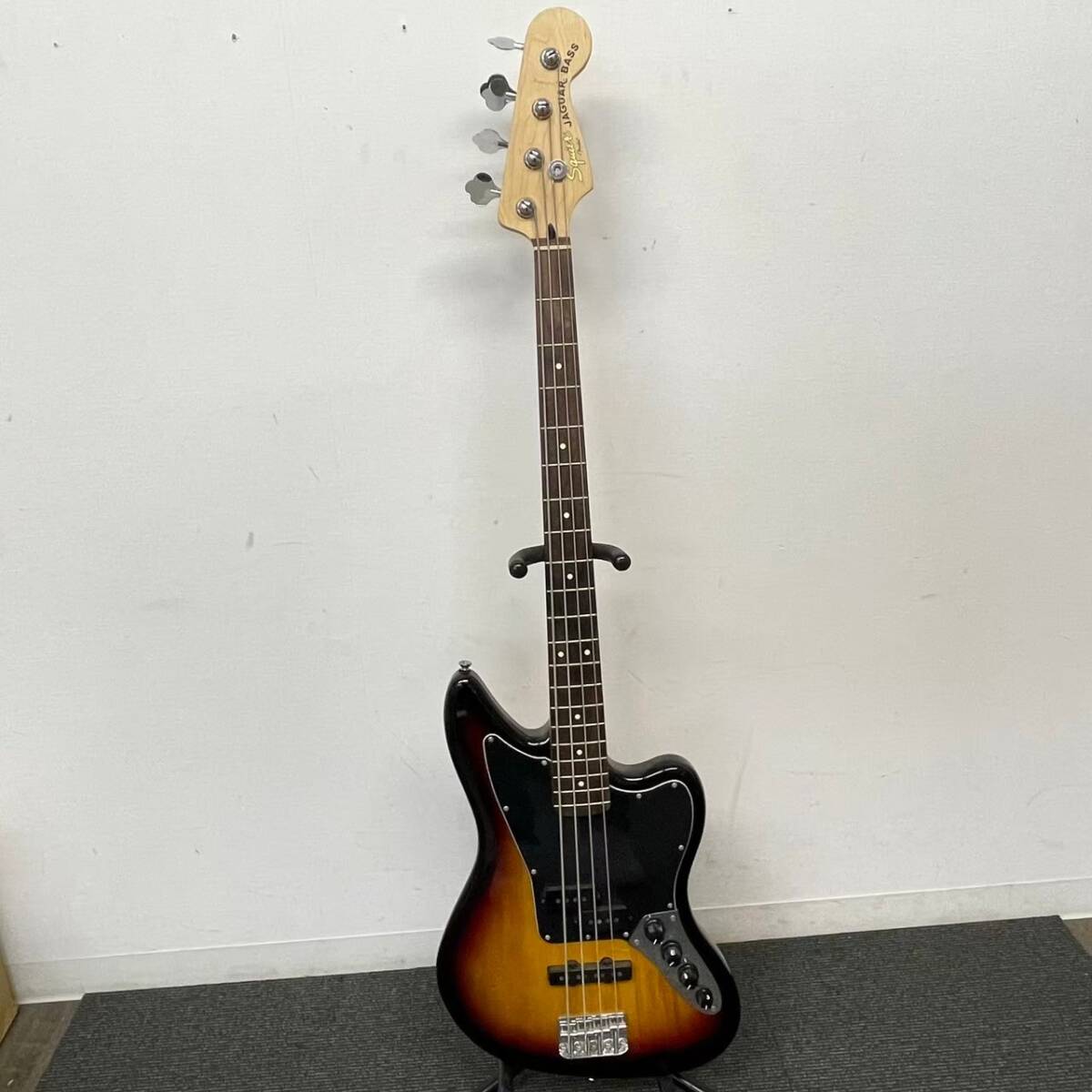 S404-K51-646 Fender Squier JAGUAR BASS フェンダー ジャガー スクワイア エレキベース 通電/音出し確認OKの画像1