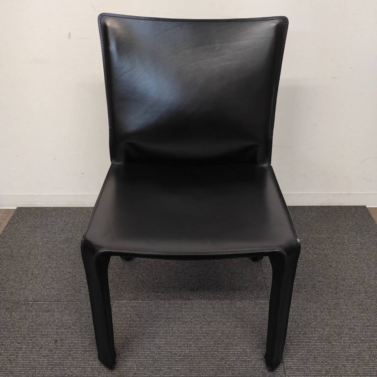 R607-K32-3698 Cassina カッシーナ AQ-01412 CAB キャブ アームレス ダイニング チェア レザー 黒/ブラックの画像5