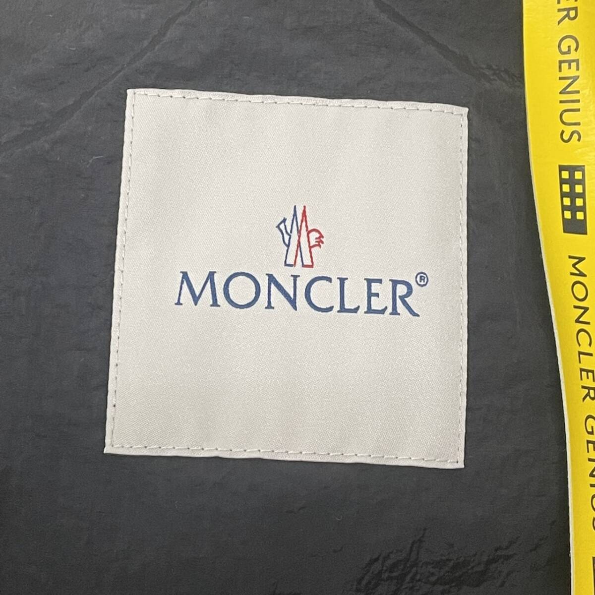 R420-K46-1001 MONCLER モンクレール H109H1A00005 M1609 メンズナイロンパーカー 白 ホワイト 黒 ブラック_画像5