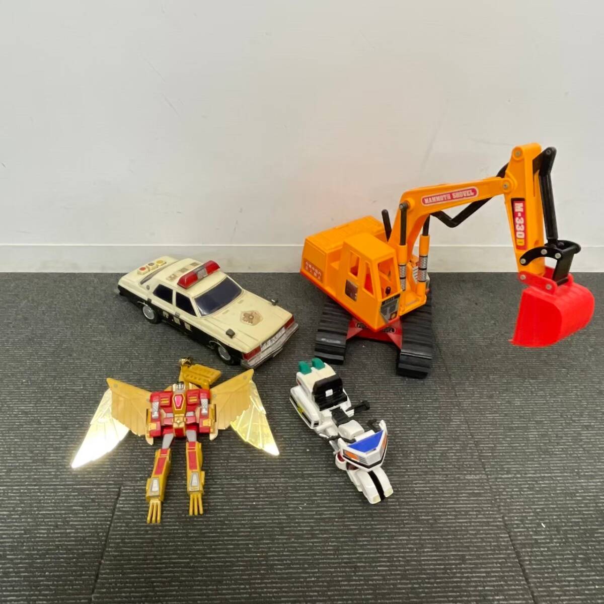 U433-K22-6072 おもちゃ 玩具 4点まとめ クラウンパトカー マンモスパワーショベル 黄金勇者ゴルドラン 白バイ刑事ガンマックス ホビーの画像1