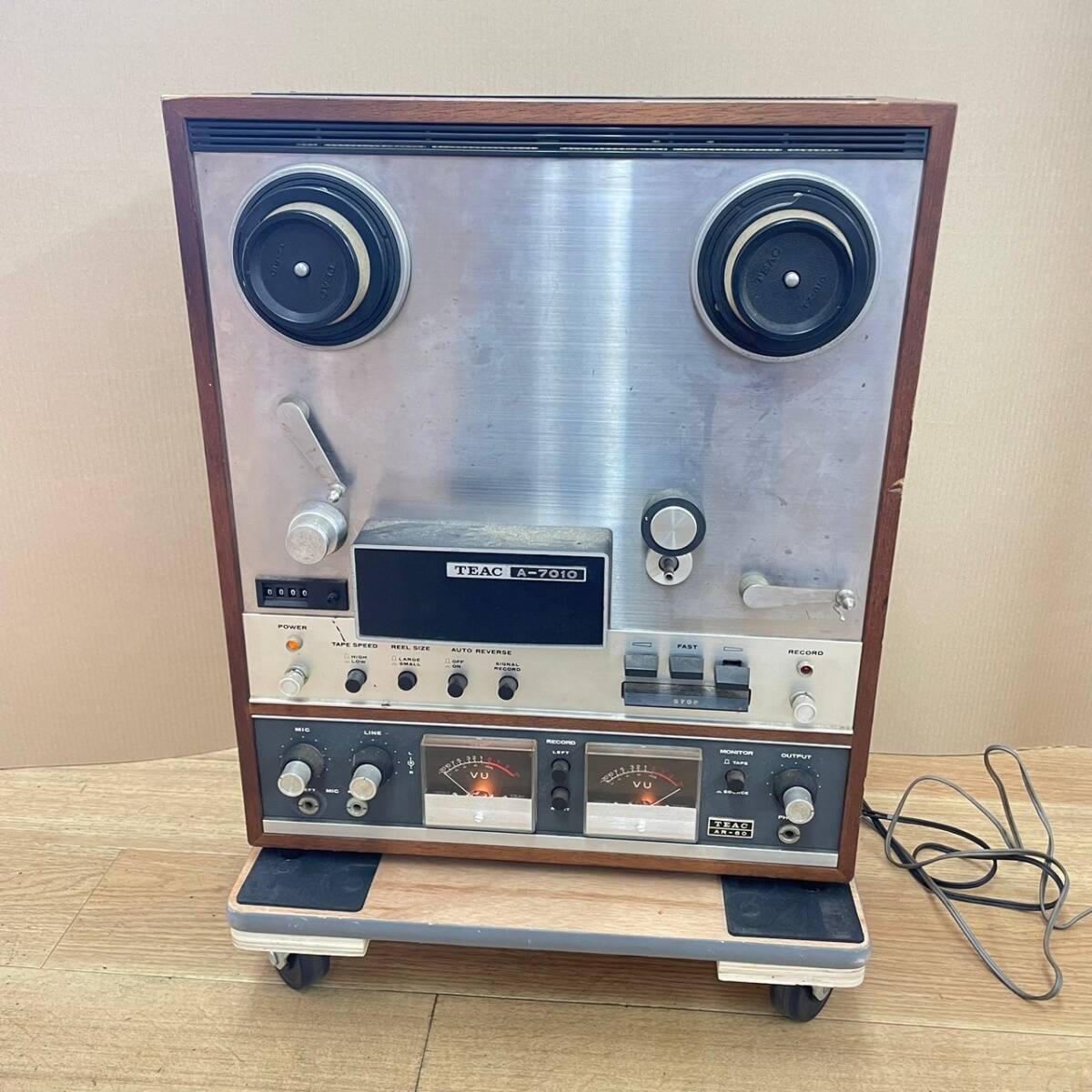 X209-K32-4150 TEAC ティアック A-7010 STEREO TAPE DECK オープンリールデッキ 通電確認OK_画像1