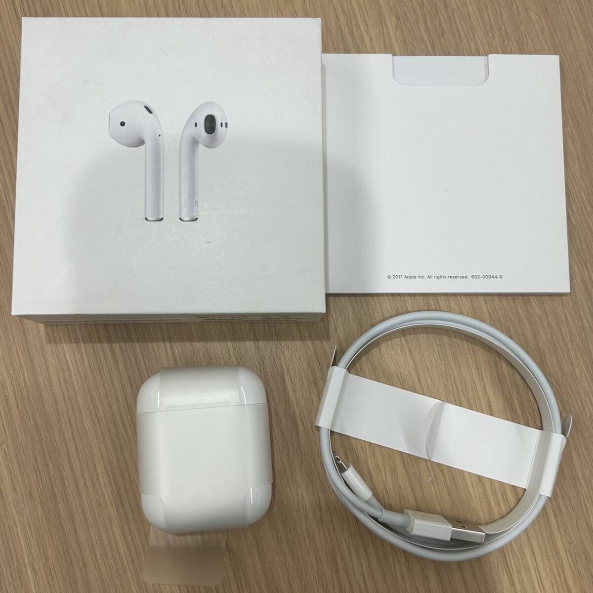 【JV6997】1円スタート AirPods 第1世代 MMEF2J/A ワイヤレスイヤホン Apple エアーポッツ ケーブルあり 箱あり 動作未確認 保管品の画像1