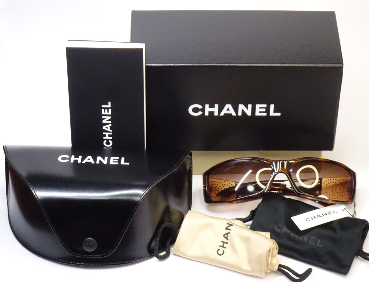 ■■ CHANEL・シャネル / 未使用品 / MADE IN ITALY・イタリア製 / ケース・外箱付き /ココ・サングラス / 5118ｃ502/13 ■■の画像1