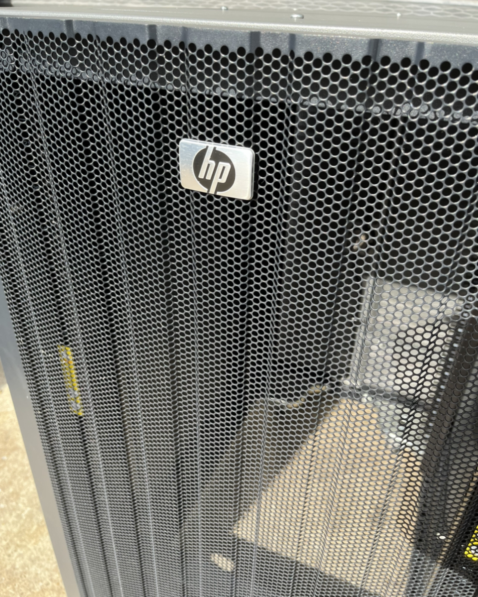 HP 10622 G2 server rack key attaching with casters . rack 