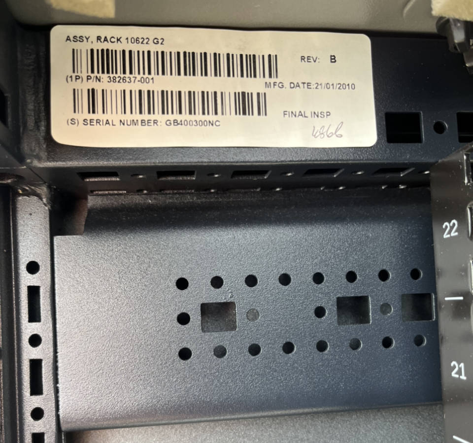 HP 10622 G2 server rack key attaching with casters . rack 