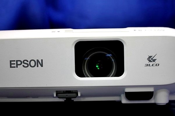 ★輝度3300lm/161ｈ・24h★ EPSON/エプソン 液晶プロジェクター ◆EB-W05 / リモコン・HDMI・RGBケーブル・電源コード・ケース◆　50324.3Y_画像3