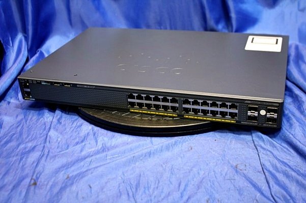 ★2台入荷★ CISCO/シスコ Catalyst 2960Xシリーズ ★WS-C2960X-24TS-L/V03/Version15.2(2)E3 ★ C2960X-STACKモジュール付 46975Y_画像1