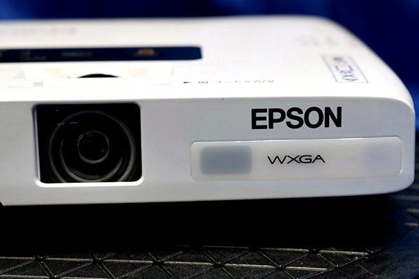 ◆輝度2600lm/421h・28ｈ◆ EPSON/エプソン 液晶プロジェクター ★EB-1761W/リモコン＆HDMI・VGAケーブル付★ 50583Y_画像4