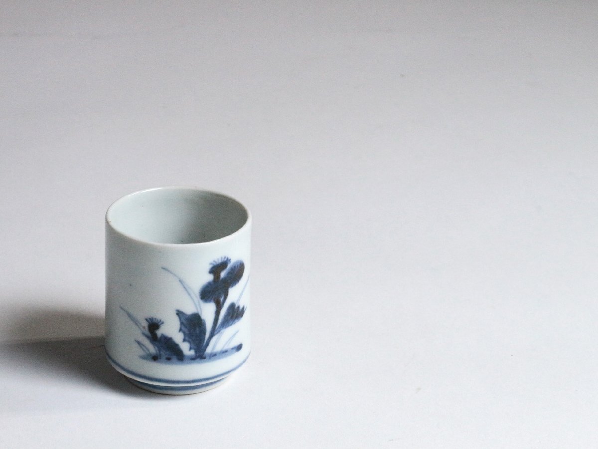  старый Imari белый фарфор с синим рисунком ... документ. .. чашка саке / Edo времена .. чашка саке уксус чашка саке старый белый фарфор с синим рисунком посуда для сакэ рюмка для сакэ ....nogesi цветок документ 